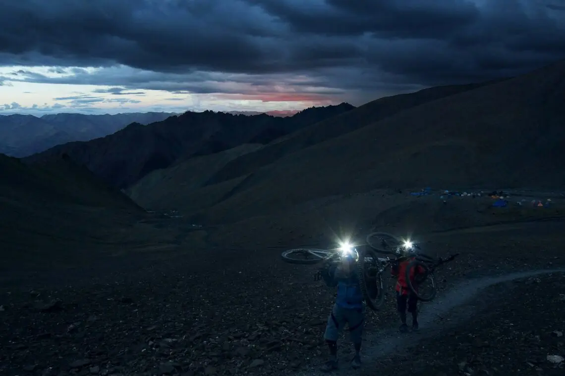 Courir un trail de nuit : conseils et matériel