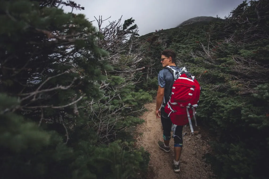 Traileur équipé d’un sac d’hydratation sur un sentier de montagne