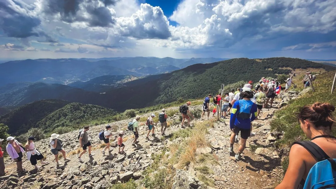 File de coureurs sur un sentier de montagne pendant un ultra